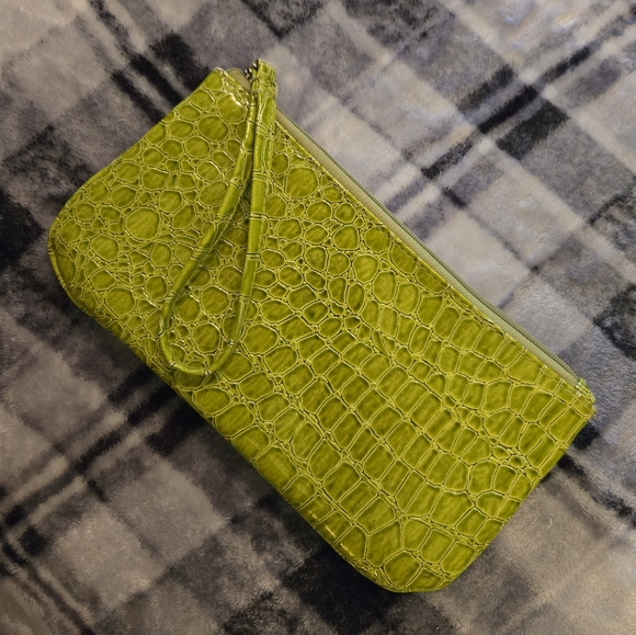 Green Crocodile Embossed Wristlet From Enchante Accessories - Picture 4 of 6